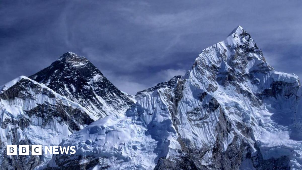Mount Everest: Rescue under way for hundreds trapped after snowstorm