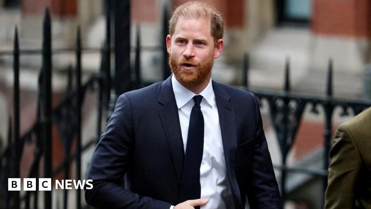 
                            Daily Mail journalist denies seeking Prince Harry flight details