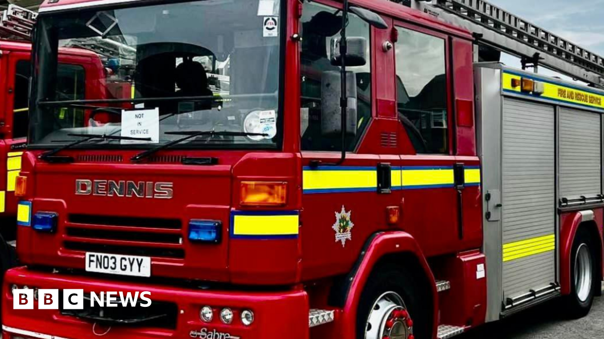 Mansfield: Museum donates fire engine to brigade in Croatia - BBC News