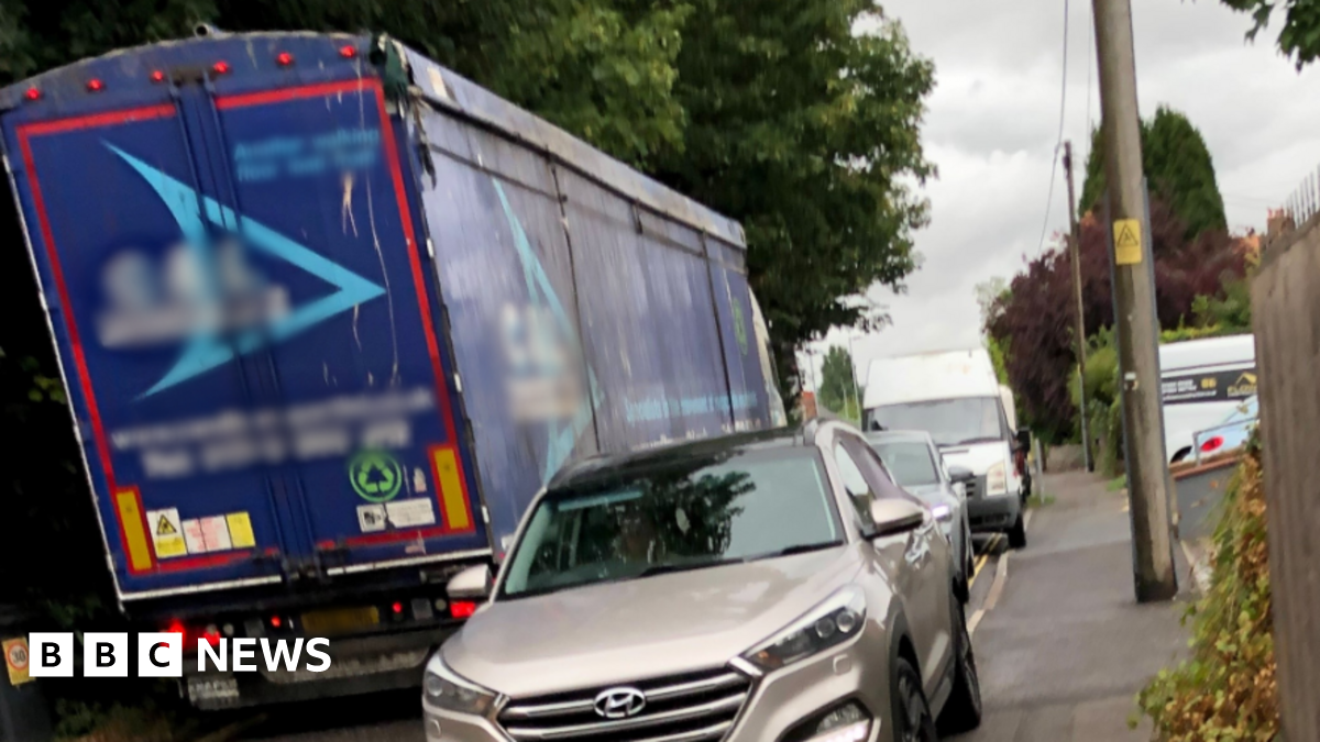 HGVs 'squeeze by Westbury homes' after missing official diversion - BBC ...