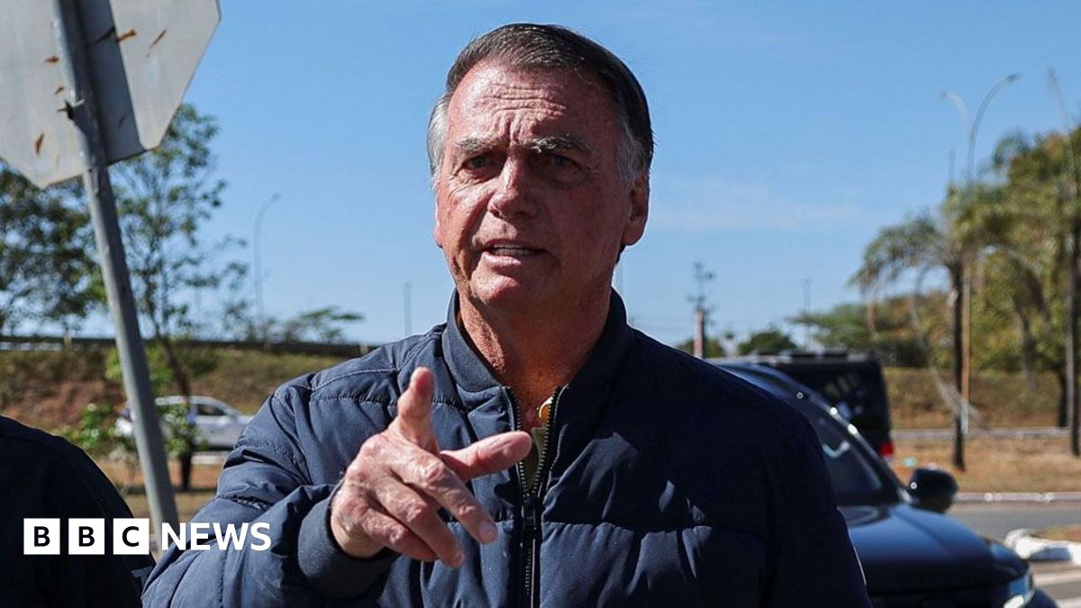 Bolsonaro: Court orders him to wear ankle tag and imposes curfew