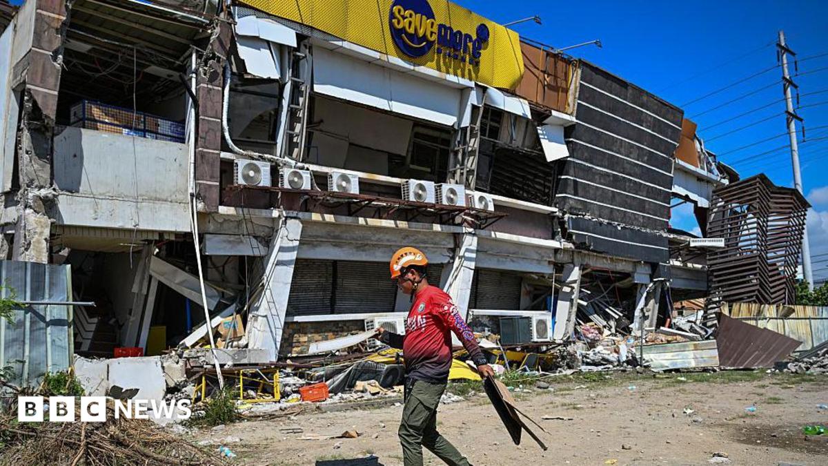 Philippines: Hundreds of aftershocks jolt Philippines as officials say death toll could rise