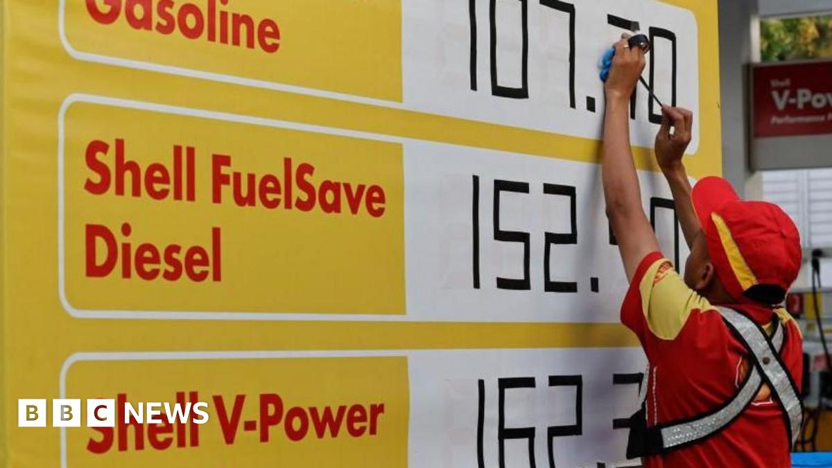 Oil price fluctuates ahead of Trump’s Iran deal deadline