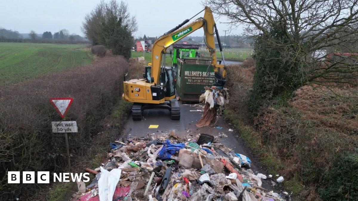 
                            Fly-tipping: Plan to give environment officers police-style powers