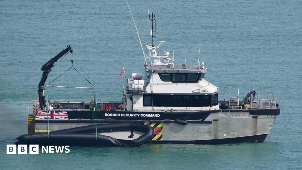 Mega dinghy carries record 165 migrants to UK