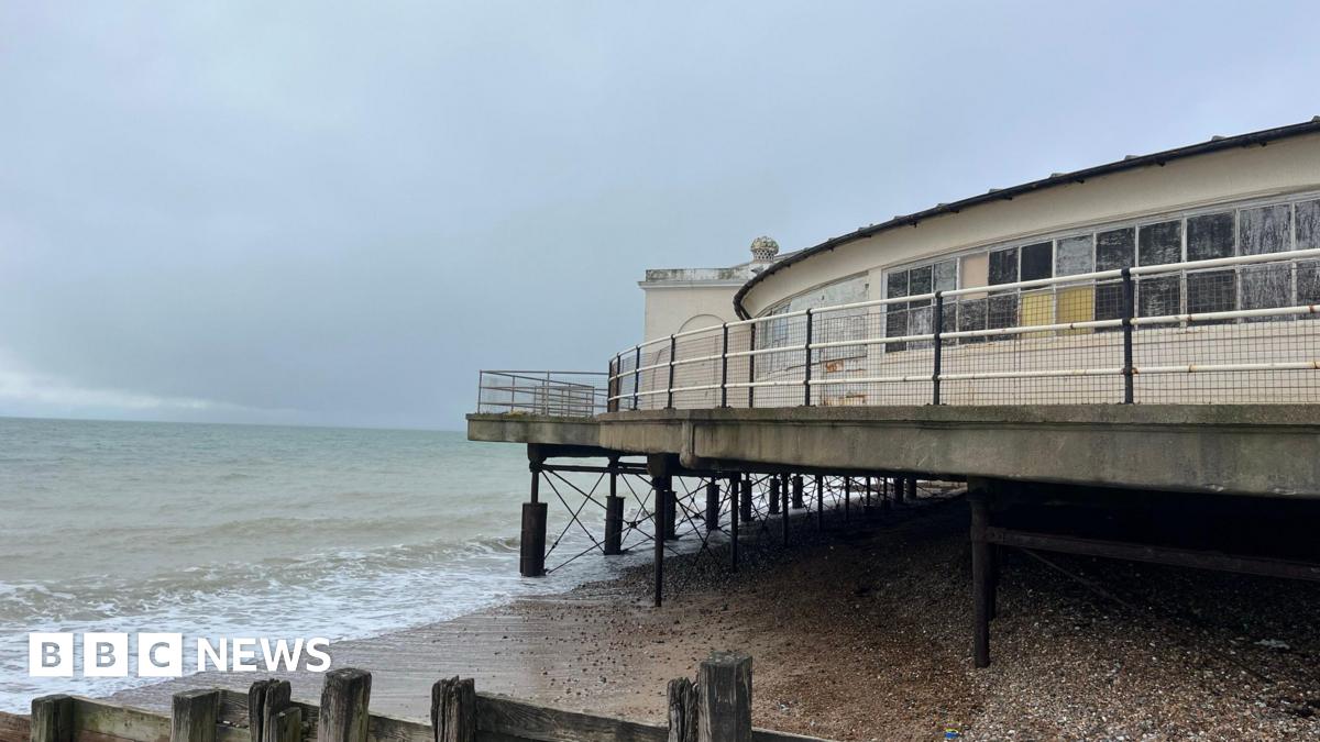 Worthing: Calls to save the lido which once housed dolphins - BBC News