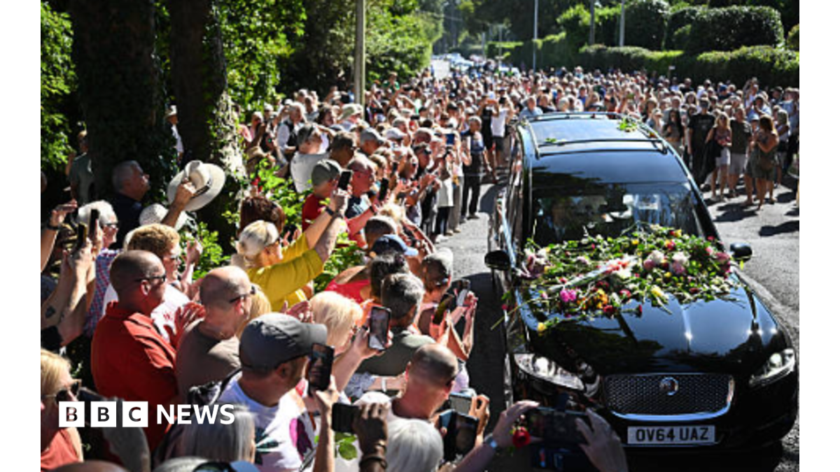 Thumbnail for Thousands of Bonnie Tyler fans line the streets as coffin taken to Swansea home