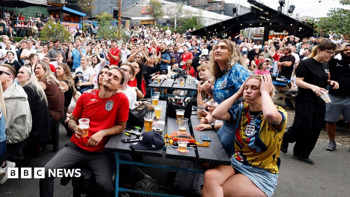 World Cup: Police criticise timing of decision on pubs staying open for England match