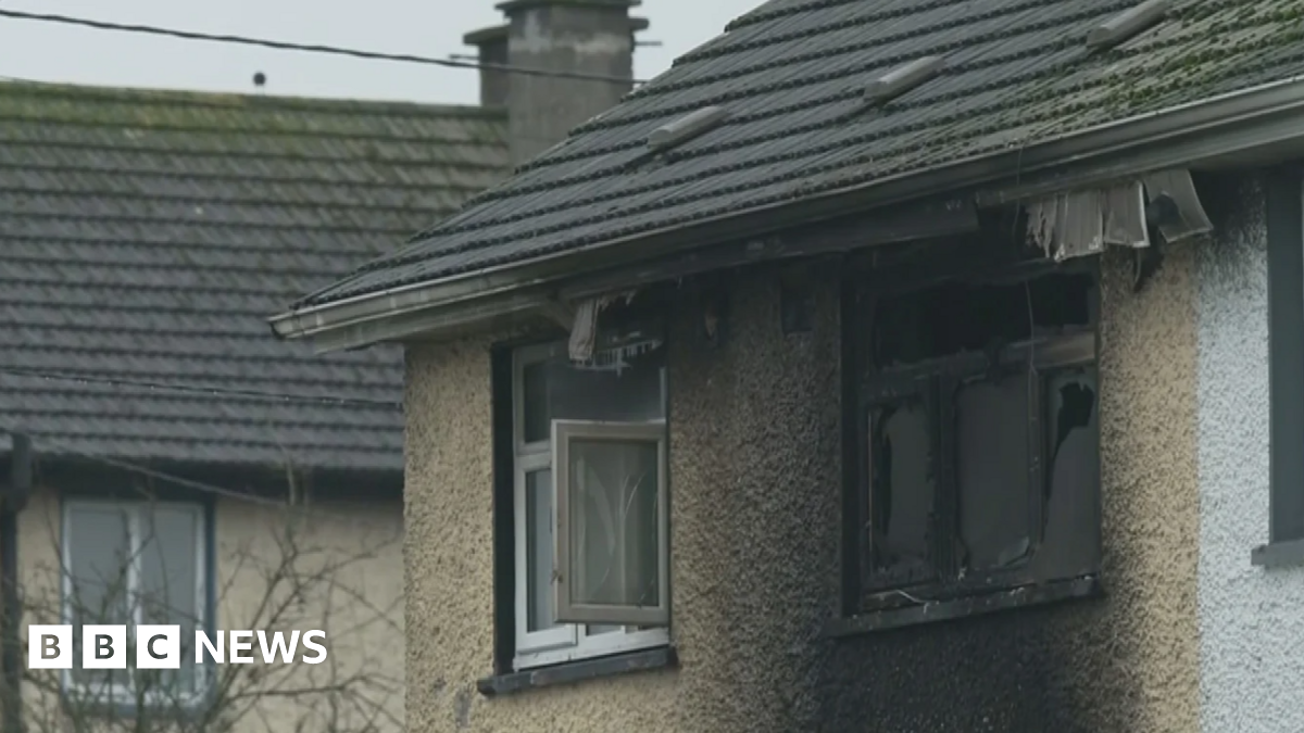 
                            Offaly: Murder inquiry launched after child and woman die in fire