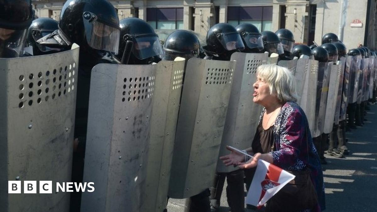 Belarus protest: Mass rally keeps pressure on Lukashenko