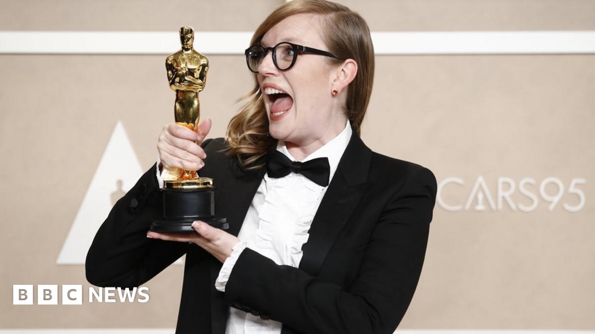 Sarah Polley told to return Oscar in 'cruel' April Fools' prank BBC News(02)