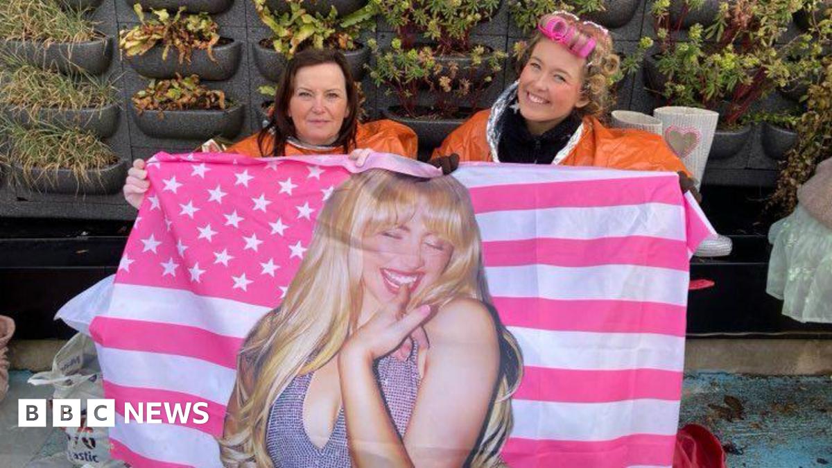 Sabrina Carpenter fans queue for 12 hours for gig in Manchester