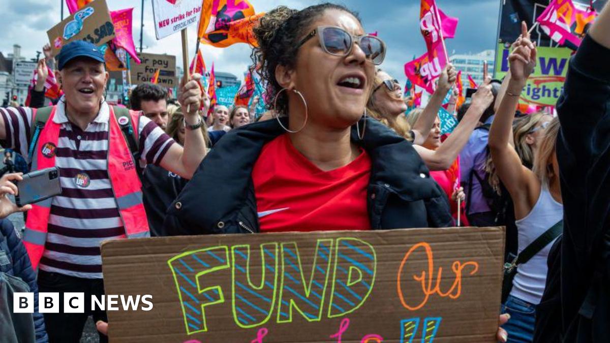 Teachers in England move towards striking over pay