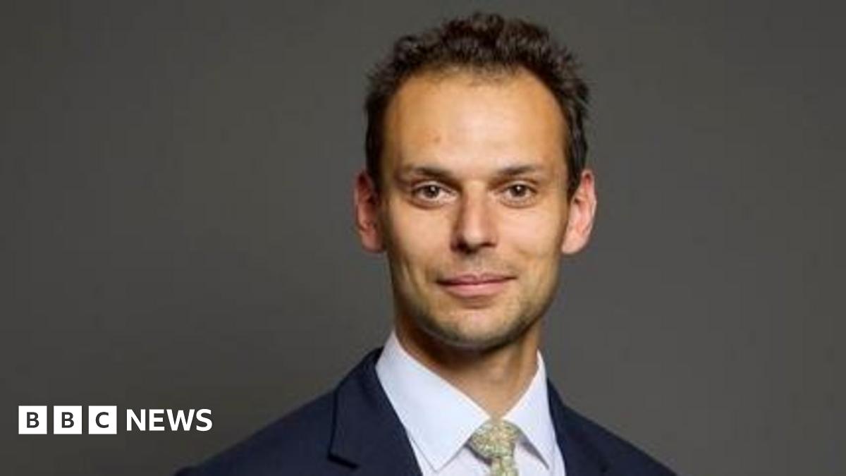 
                            Cabinet office minister used PR firm to investigate journalists' sources