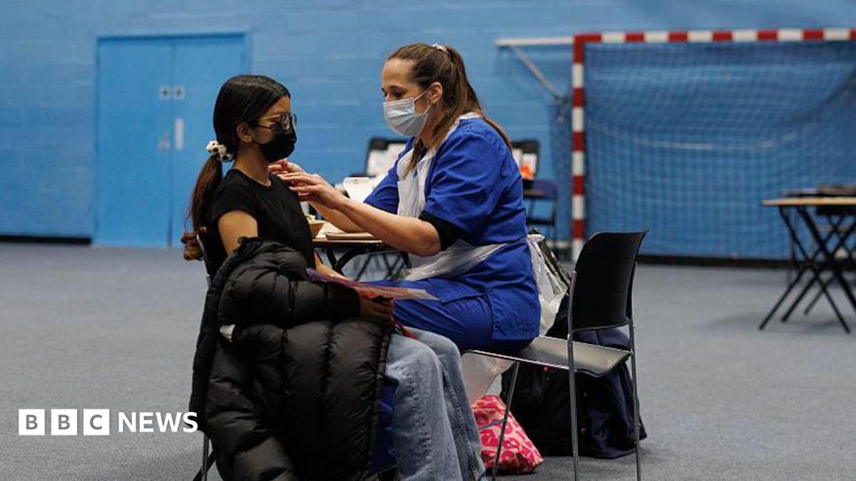 Teenagers from 15 should be given free MenB vaccine, say UK experts