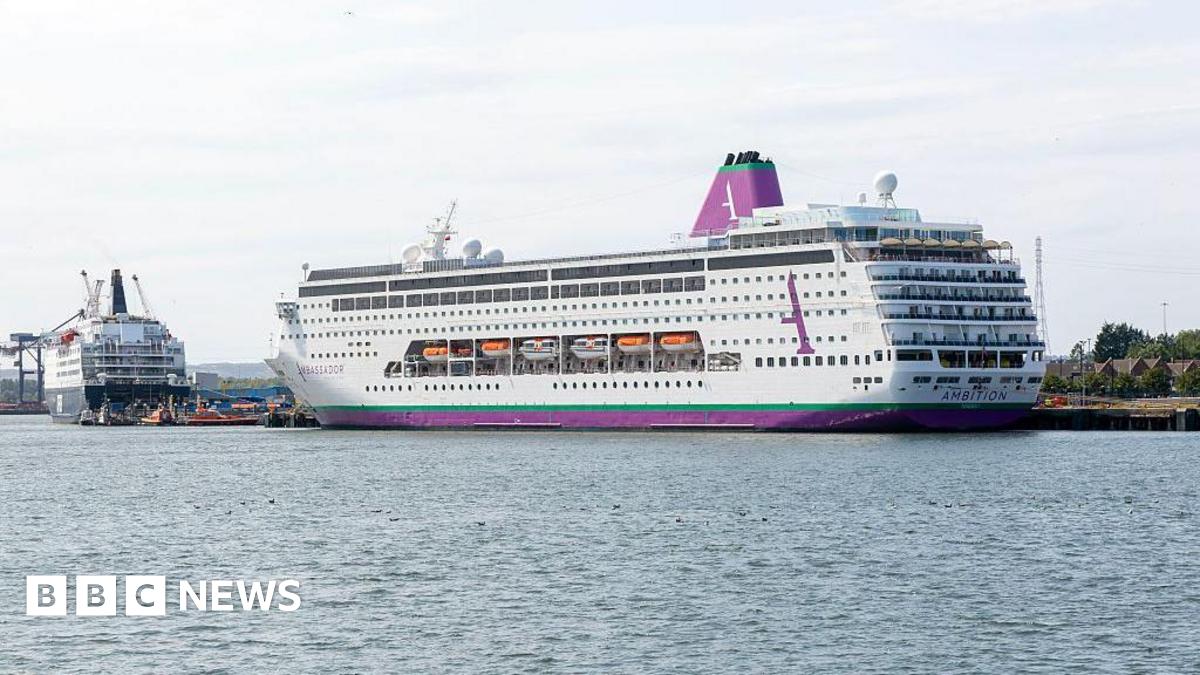 More than 1,000 passengers held on cruise after gastrointestinal illness outbreak