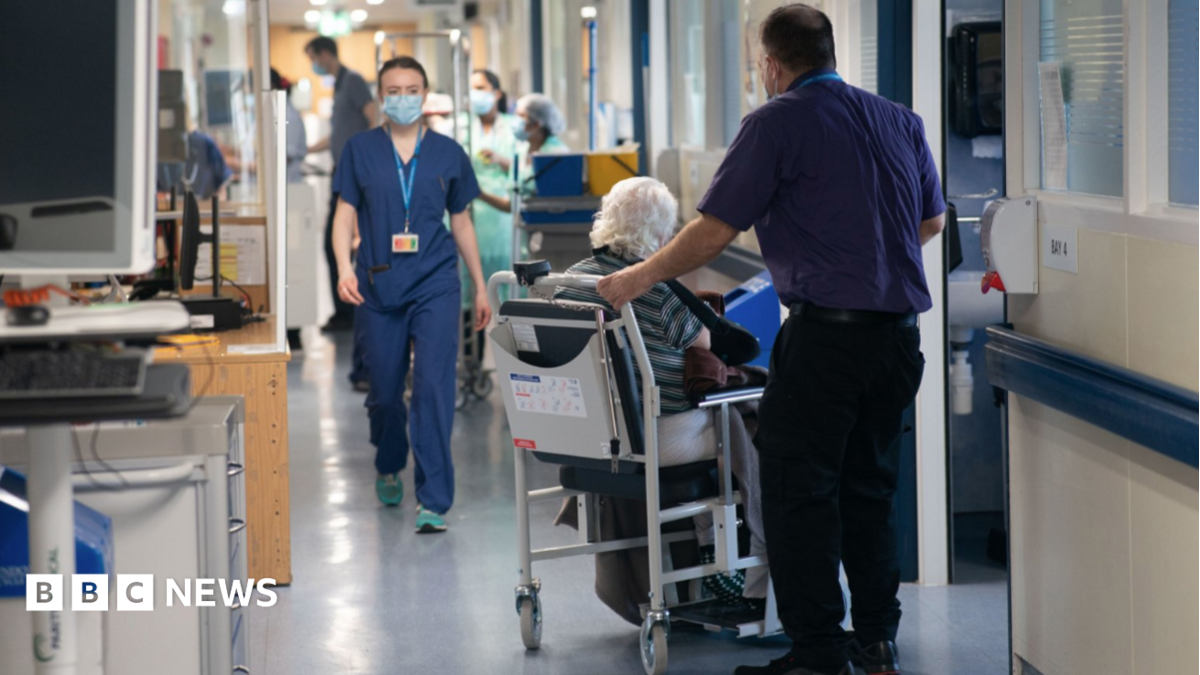 Nearly 3,000 patients a day face corridor care in NHS