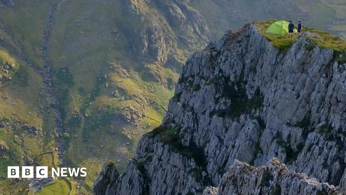 Eryri: Clifftop camping warning as Snowdon adventurer goes viral - BBC News