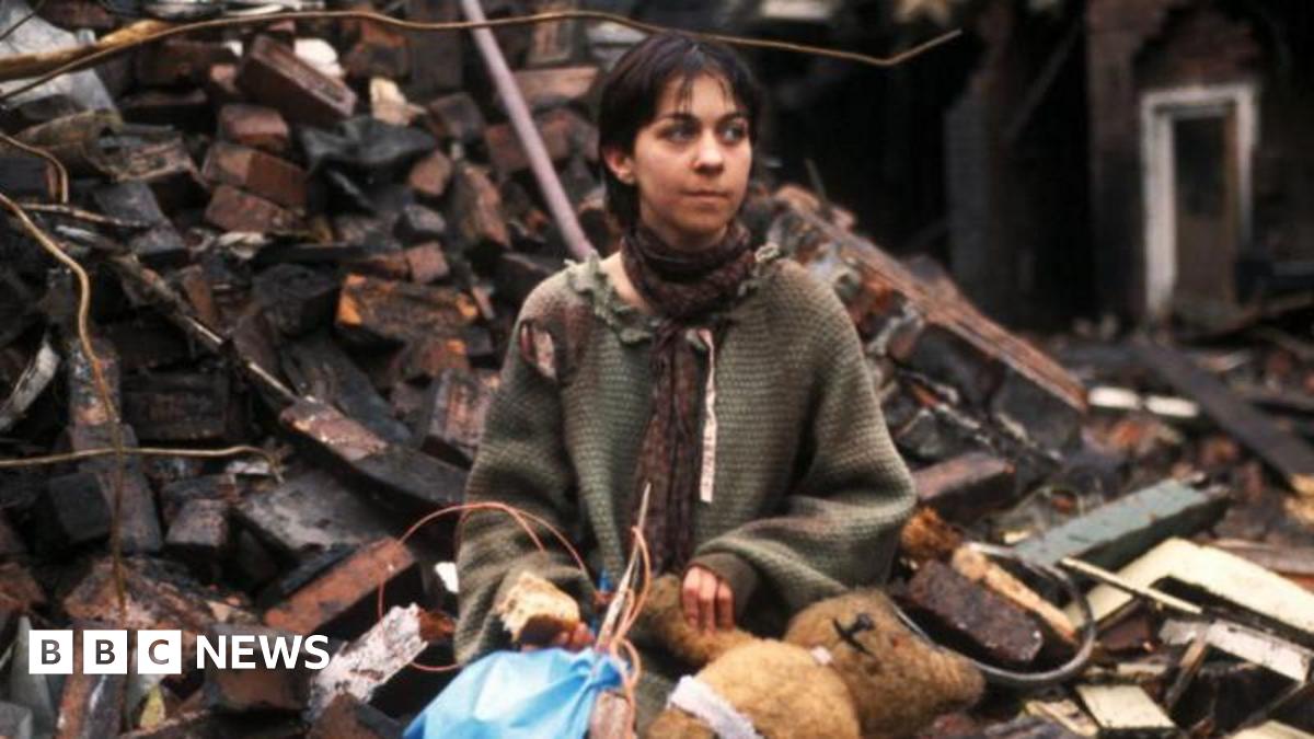 Threads fans react to news of Sheffield remake 40 years on - BBC News