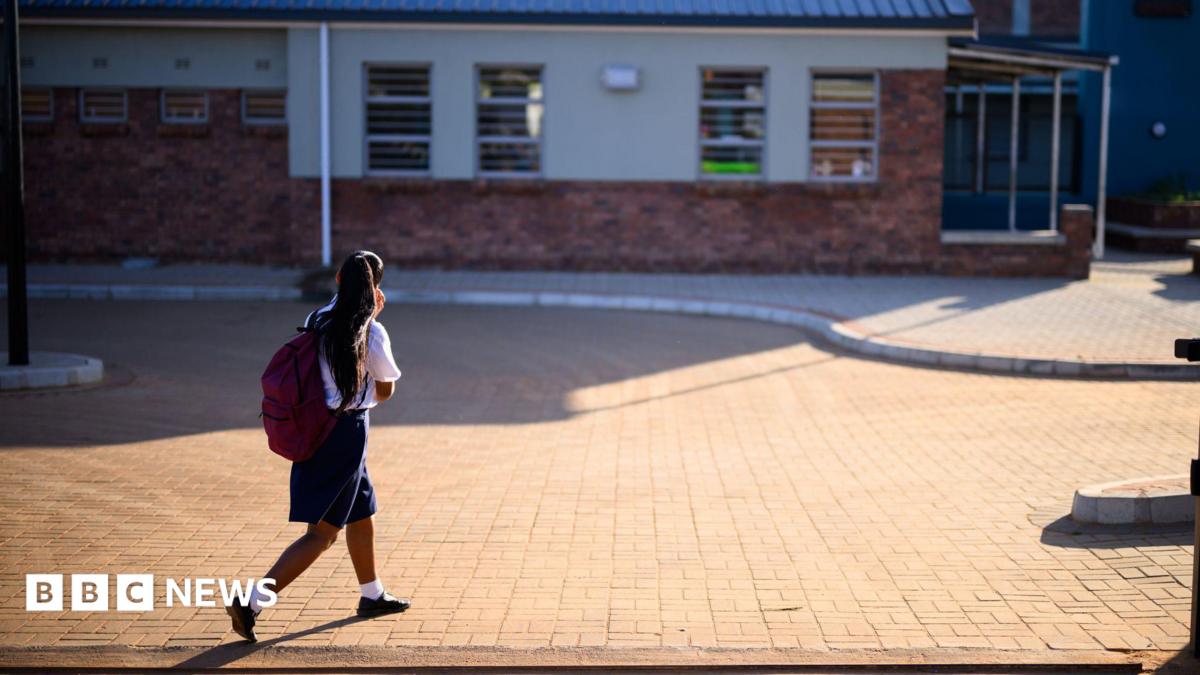 All schools in England to get pupil attendance targets, government says
