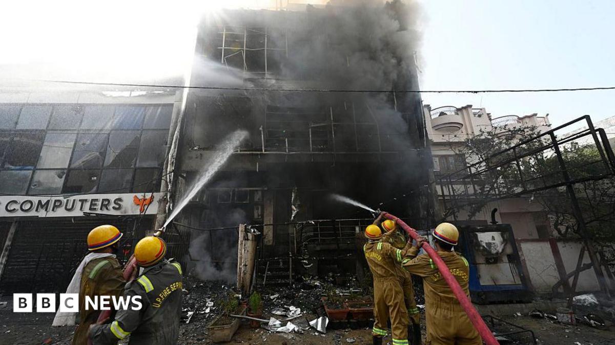 لكناو — أمر بفتح تحقيق بعد حريق مبنى أسفر عن مقتل ١٥ شخصًا في مدينة بشمال الهند