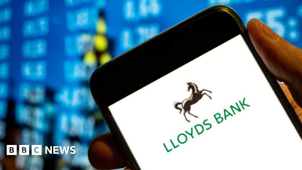 
                            Lloyds, Bank of Scotland and Halifax apps showing customers other users' transactions