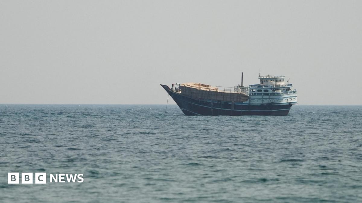 EE. UU. insiste en que el estrecho de Ormuz está abierto mientras intercambia ataques con Irán