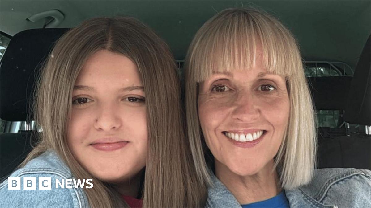 
                            Withernsea: Body recovered in search for girl missing at sea