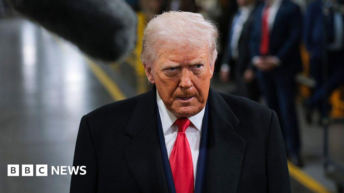 
                            White House defends Trump over middle-finger gesture at heckler