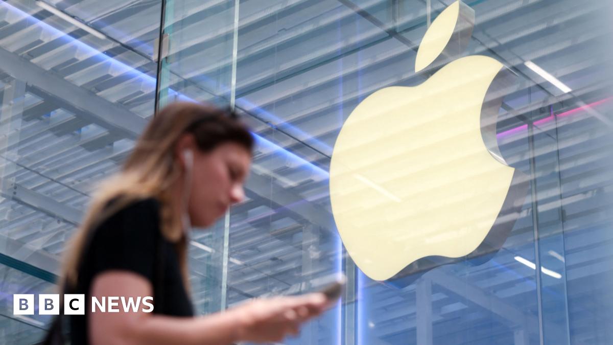 Apple pulls US immigration official tracking apps
