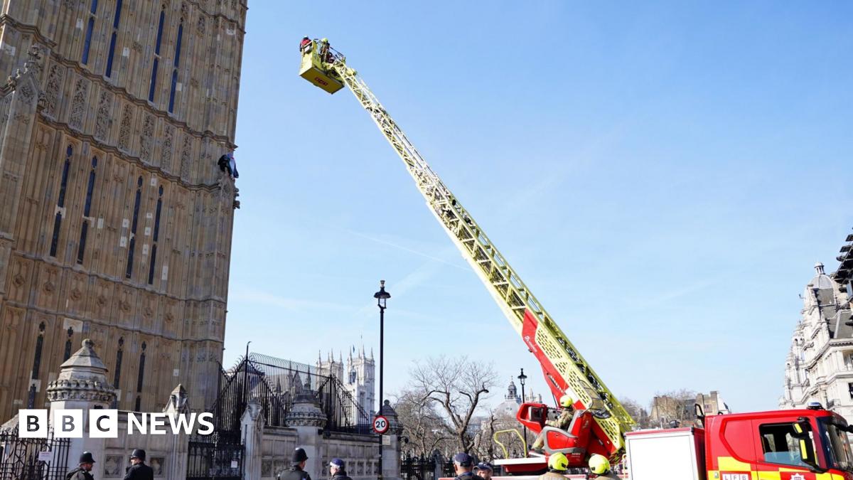 Man climbs Palace of Westminster tower with Palestinian flag