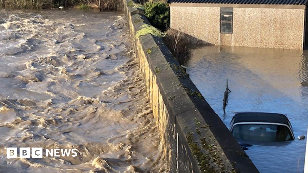 Storm Ciara: River Irwell bursts banks at Ramsbottom - BBC News
