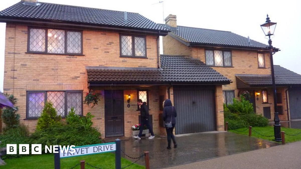 Harry Potter's 'Privet Drive' house up for sale - BBC News