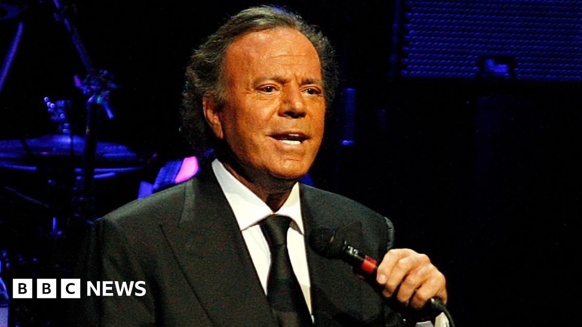 
                            Julio Iglesias: Spanish singer denies allegations of sexual abuse