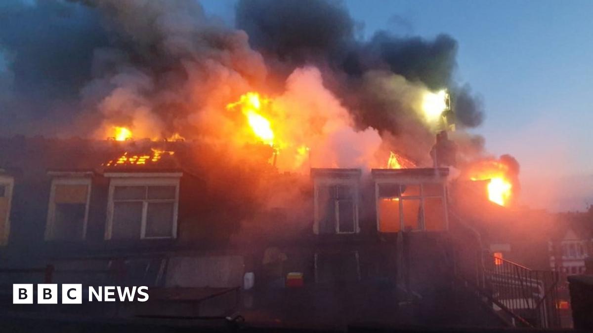 Westcliff: About 50 firefighters tackle building fire - BBC News