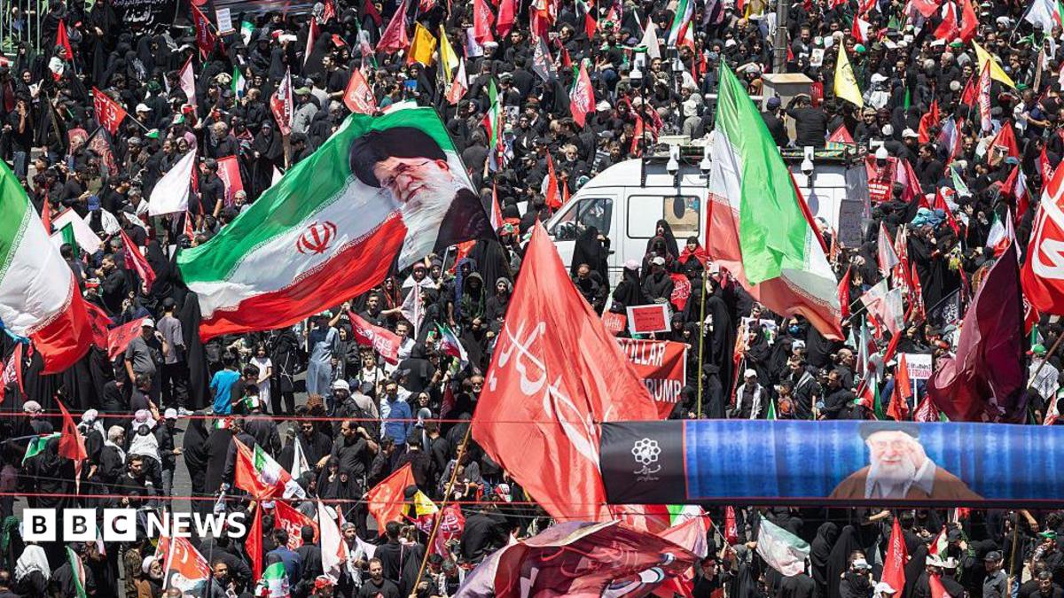 حشود غفيرة في مشهد لتوديع زعيم الثورة الإيرانية الراحل