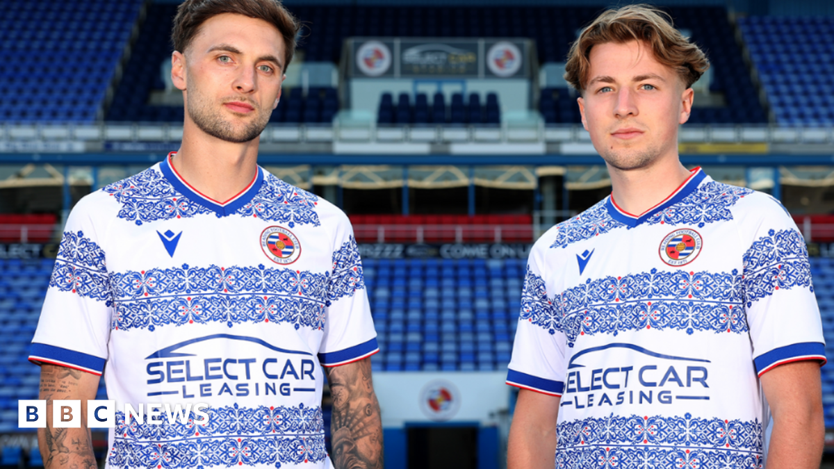 Reading Football Club honours its biscuit heritage with new kit - BBC News