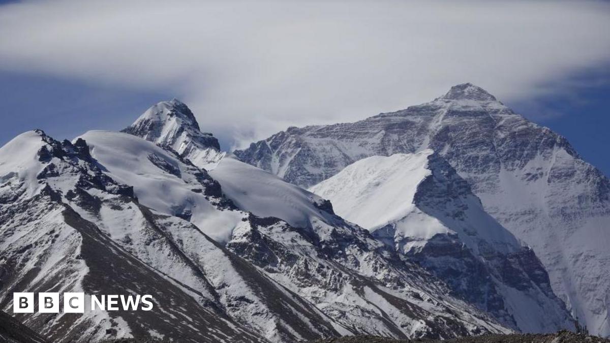 Mount Everest: Rescue under way after hundreds trapped on Tibetan slopes