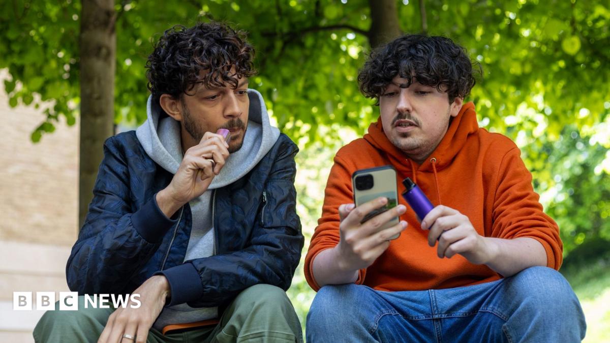 Nicotine vapes best chance to quit smoking, major review finds
