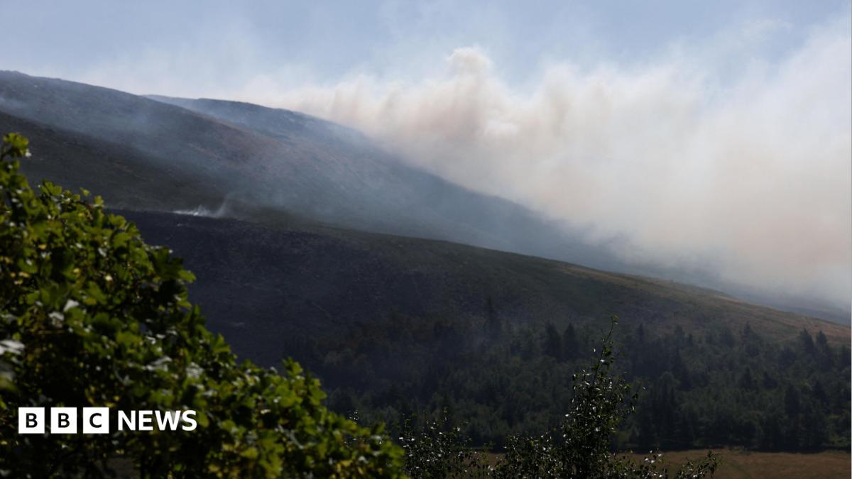 Woman held on suspicion of arson over Dove Stone Reservoir fire | Manchester News Woman held on suspicion of arson over Dove Stone Reservoir fire | Manchester News