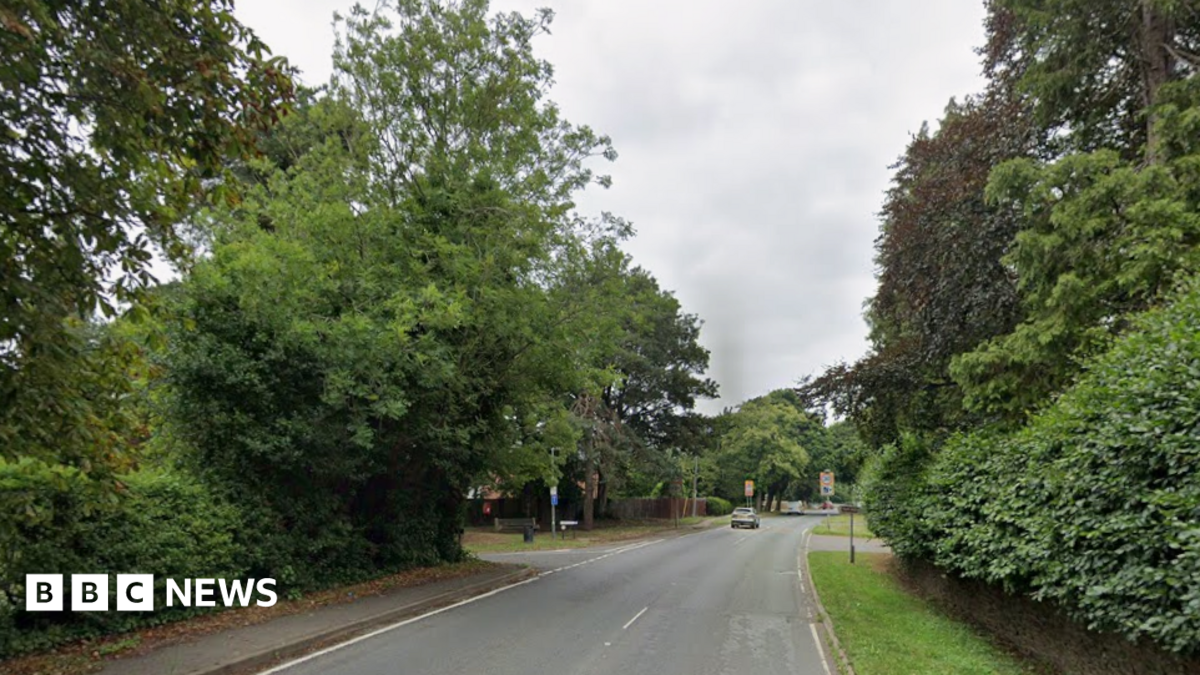 Five people injured after car crashes into tree in Warwickshire