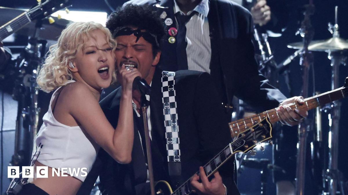 
                            Rosé and Bruno Mars kick off Grammy Awards