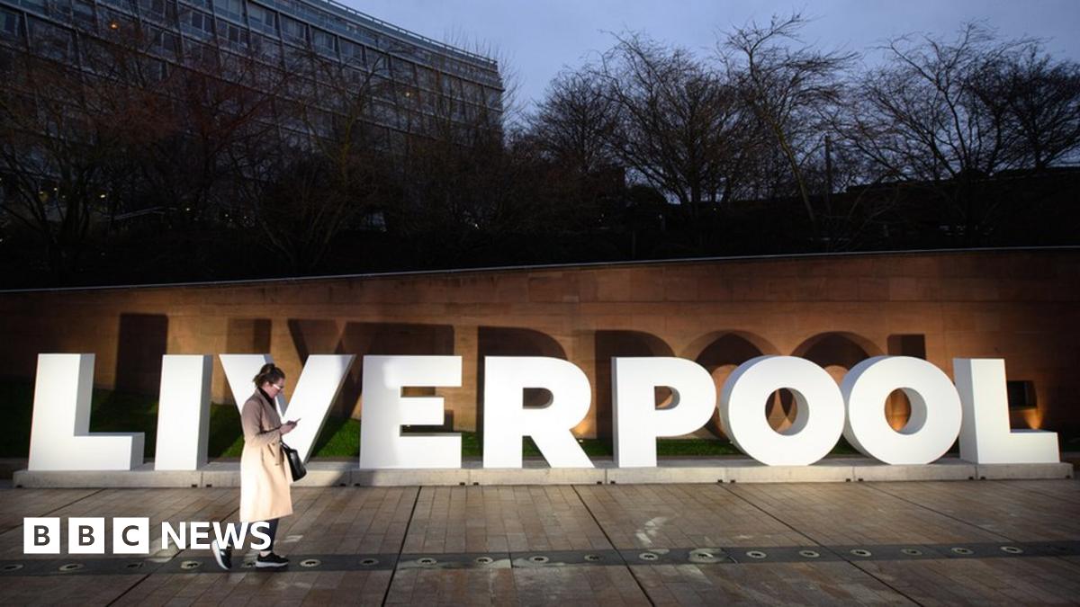 Liverpool sign: Giant 'selfie spot' artwork unveiled in city centre ...