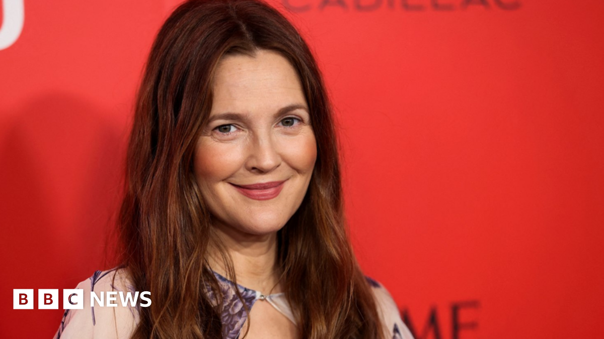 Drew Barrymore apology Star halts talk show until writers strike ends(02)