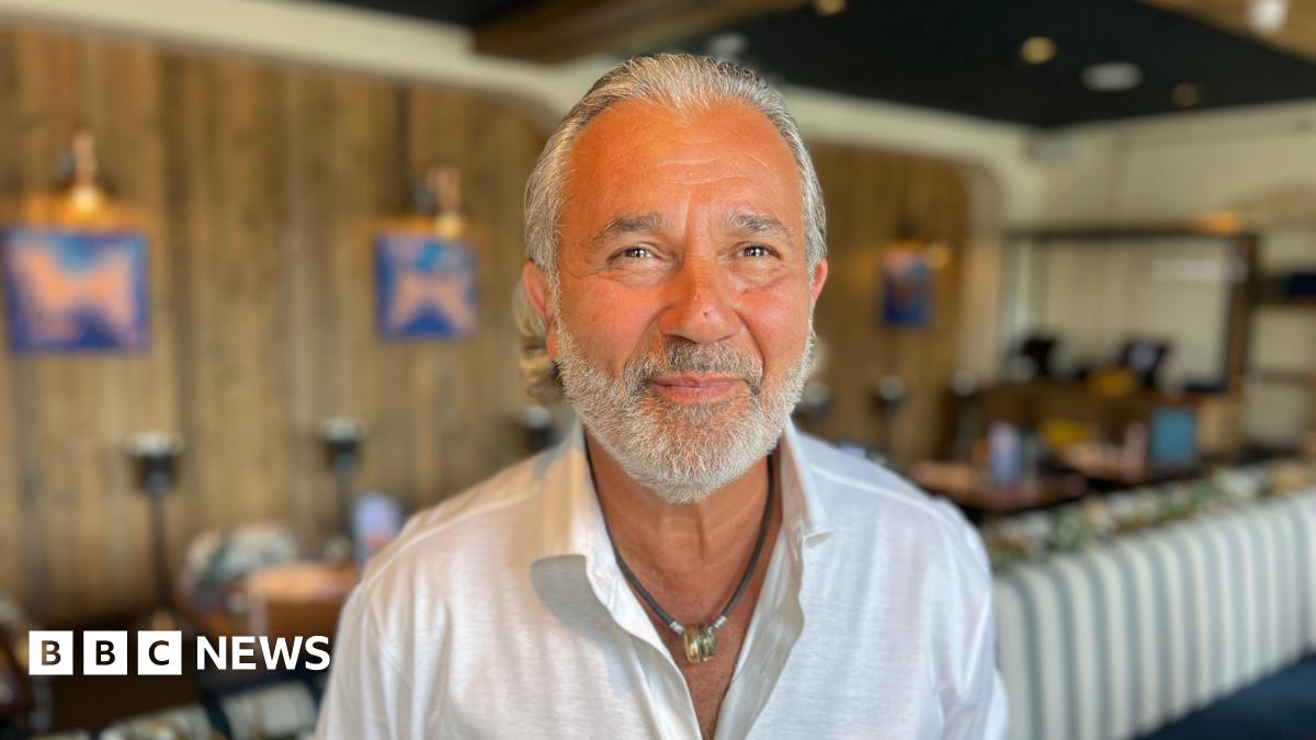 The Stroud Hotel holds Berni Inn night to mark 1970s heyday - BBC News