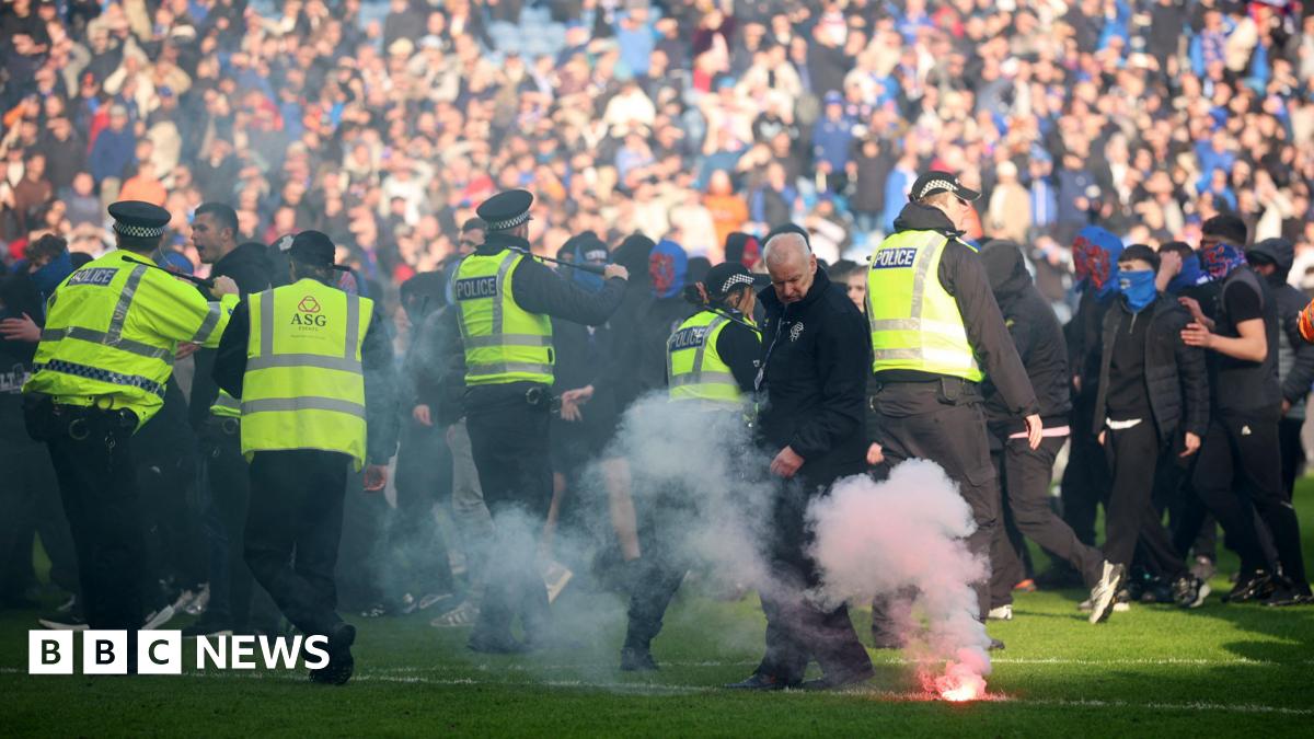 
                            Police separate Celtic and Rangers fans after Ibrox pitch invasion