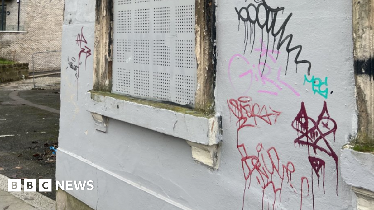 Explorers 'risk injury' in abandoned buildings - BBC News