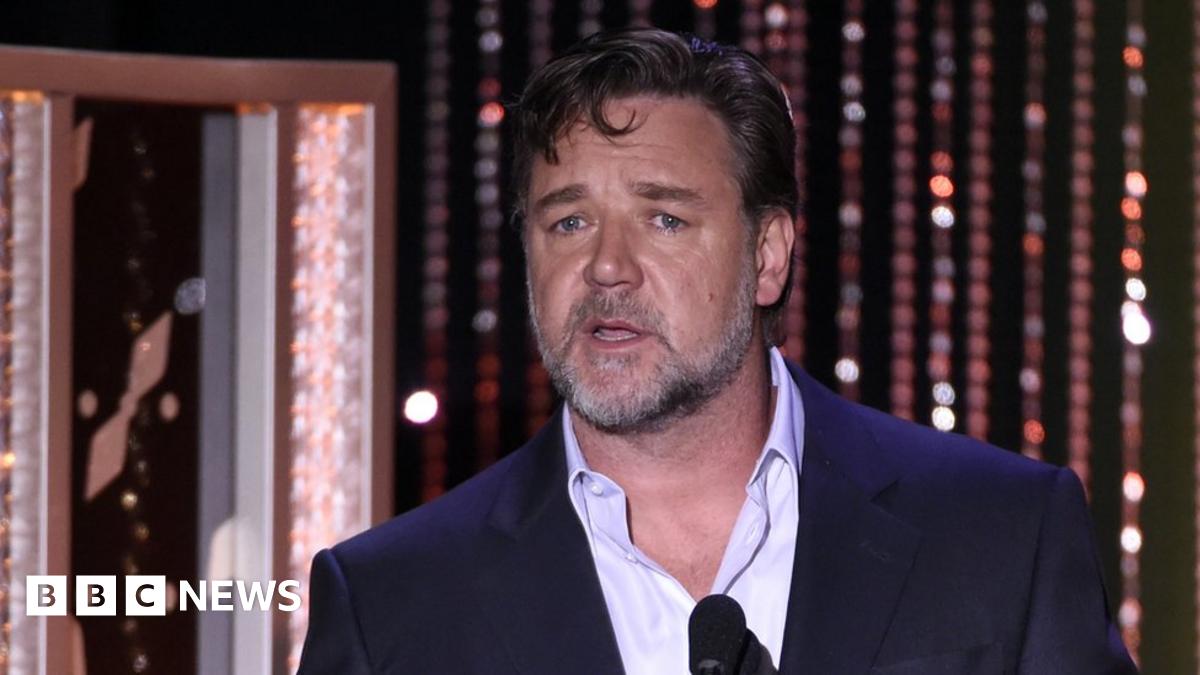 Russell Crowe vows to boycott airline over hoverboard ban - BBC News