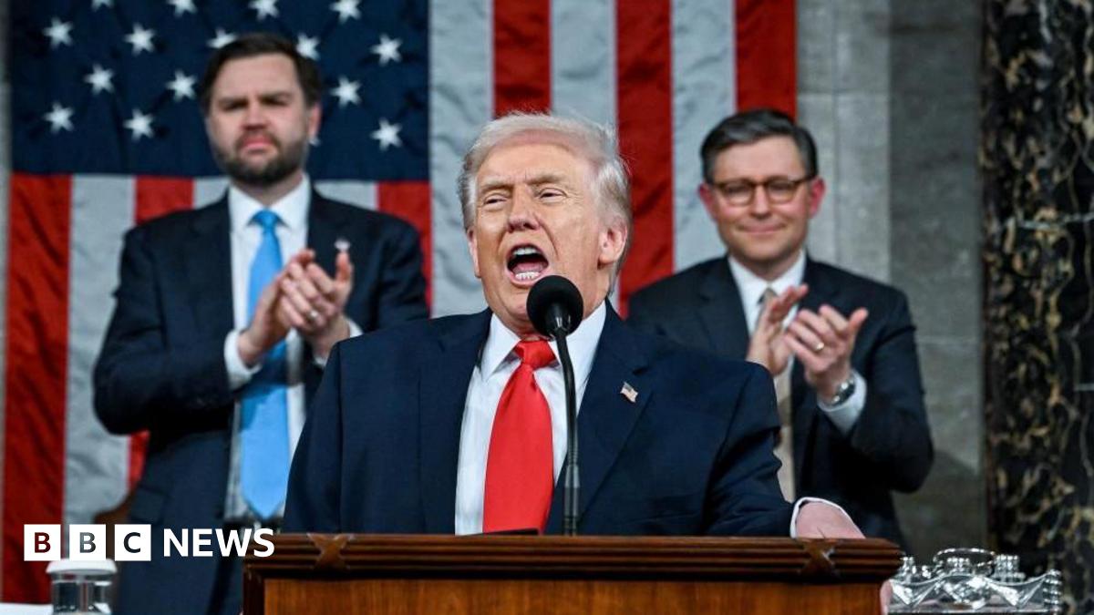 
                            Analysis: Trump issues patriotic rallying cry as he faces political headwinds