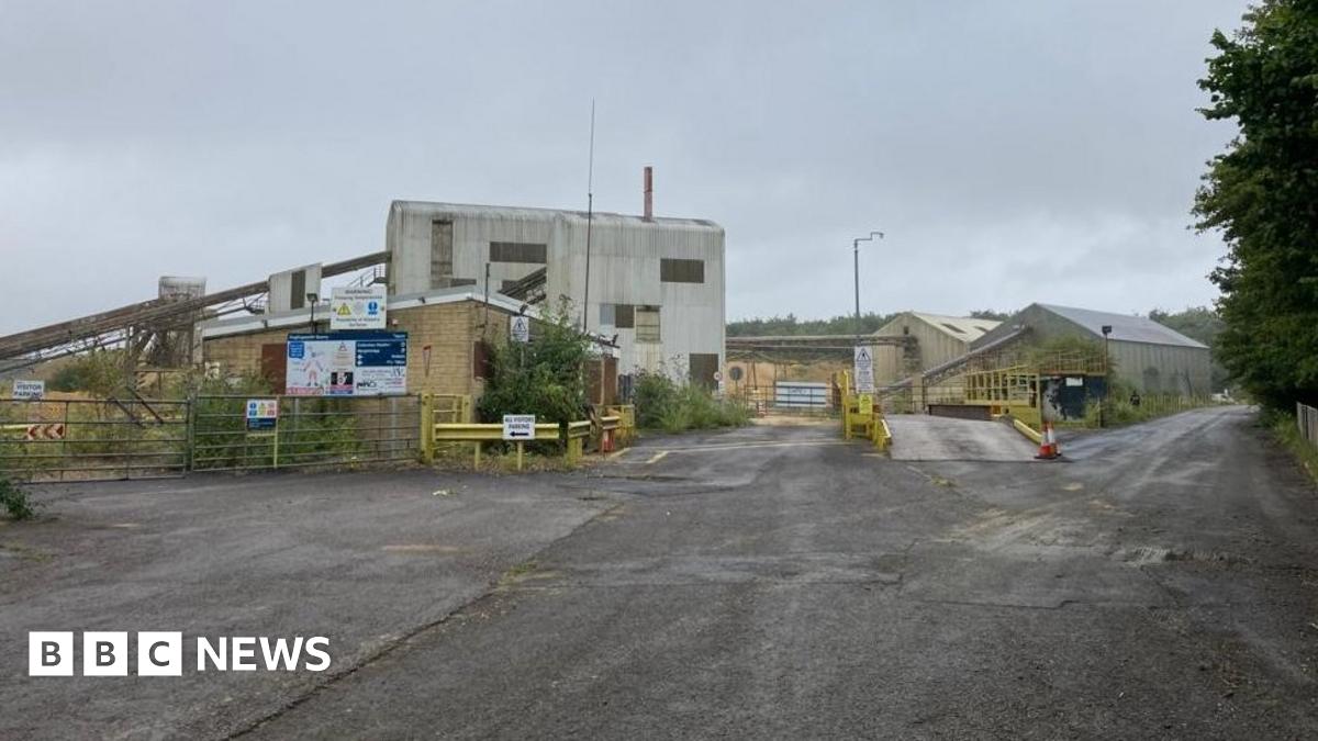 Police working to to shut down rave near Cirencester - BBC News